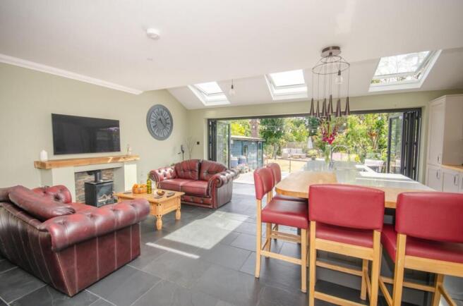 Living area pic 2.jpg