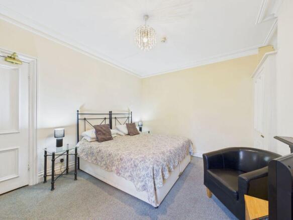 6 bed Semi-Detached for sale Image 8