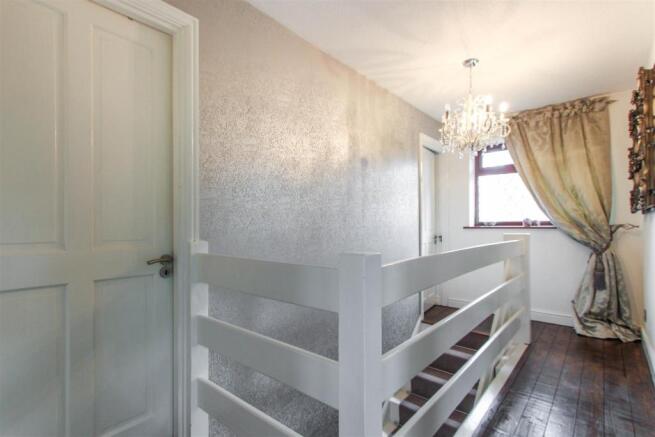 FIRST FLOOR LANDING