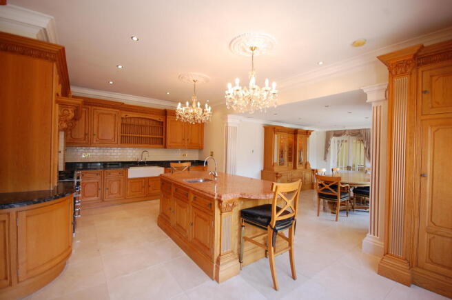 KITCHEN/BREAKFAST