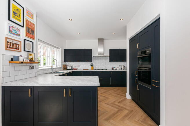 5 bed Detached for sale Image 4