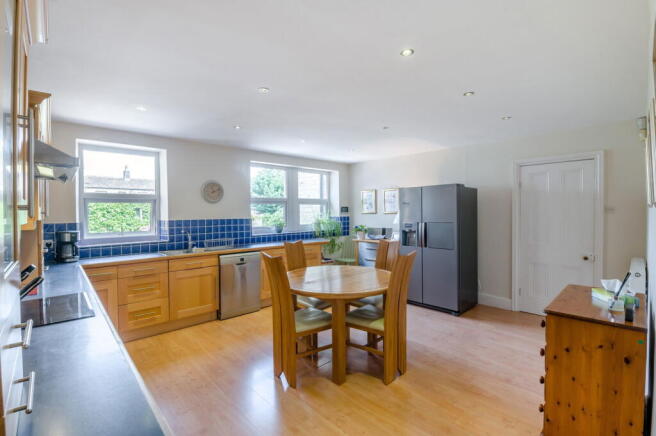 5 bed Detached for sale Image 9