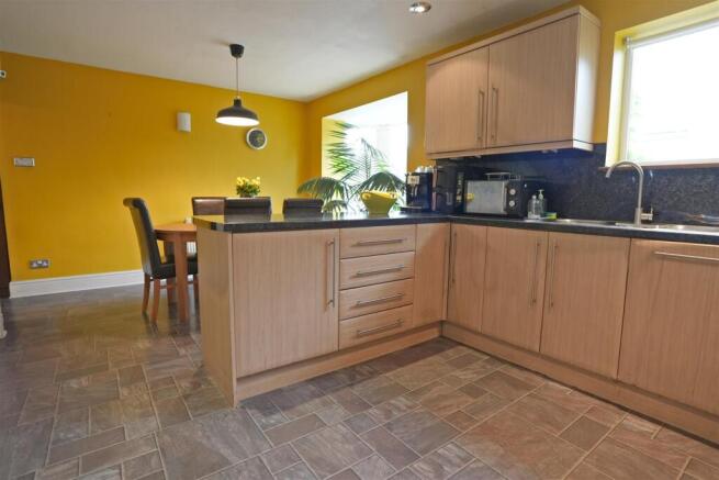 4 bed Detached for sale Image 6