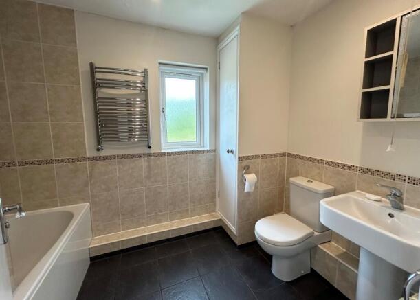 63 Hainault bathroom