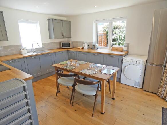 KITCHEN/DINING ROOM