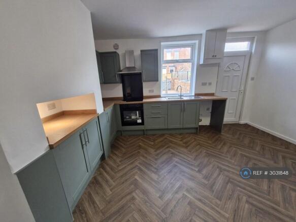 2 bed Terraced to rent Image 5
