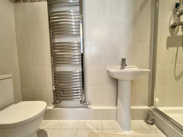 EN SUITE SHOWER ROOM/WC