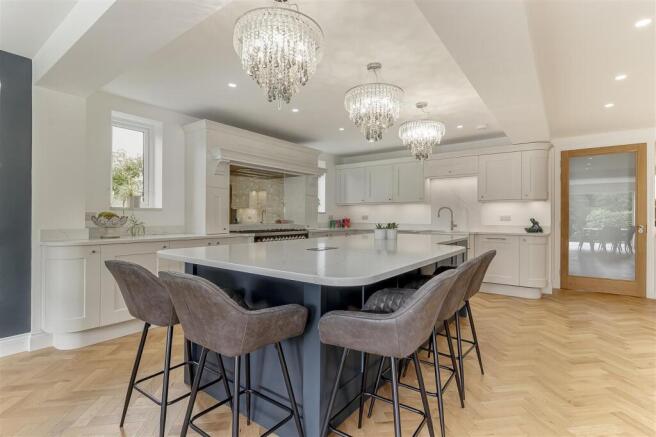 6 bed Detached for sale Image 6