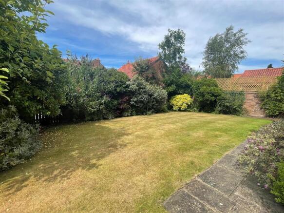 FRONT GARDEN