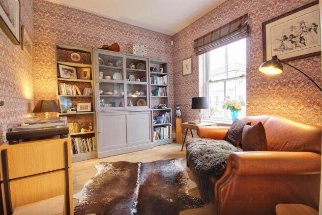 5 bed Detached for sale Image 7
