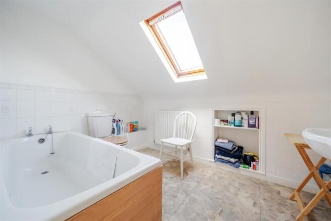 FIRST FLOOR BATHROOM