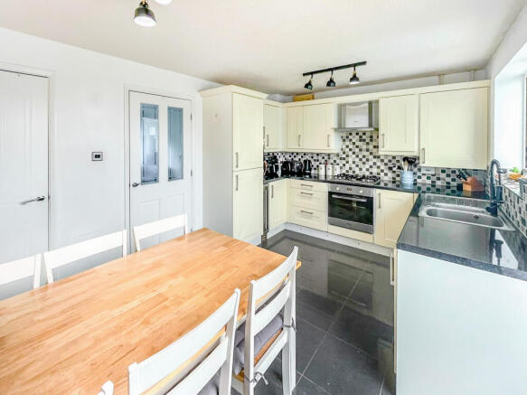 3 bed Semi-Detached for sale Image 4
