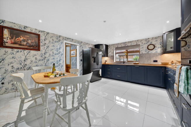 4 bed Detached for sale Image 9