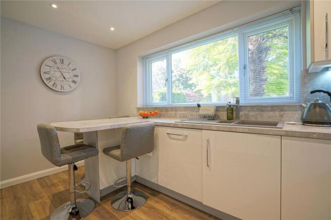 4 bed Bungalow for sale Image 4