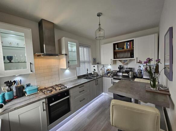 Kitchen 2.jpg