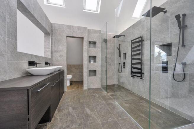 Main En Suite