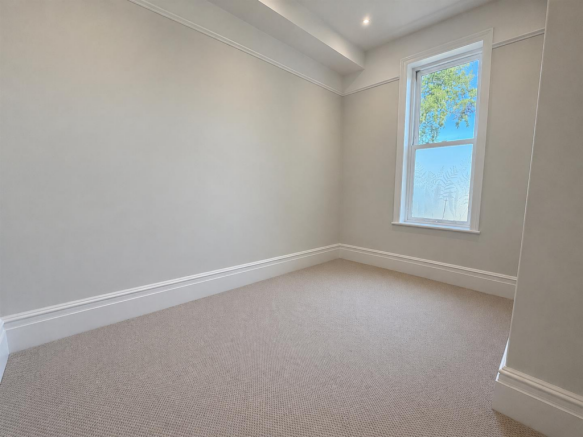 2 bed Apartment to rent Image 11
