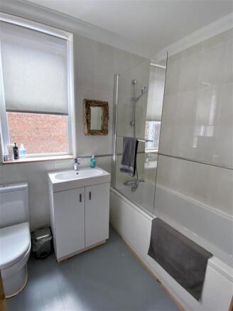 67 Newport Road bath.jpg