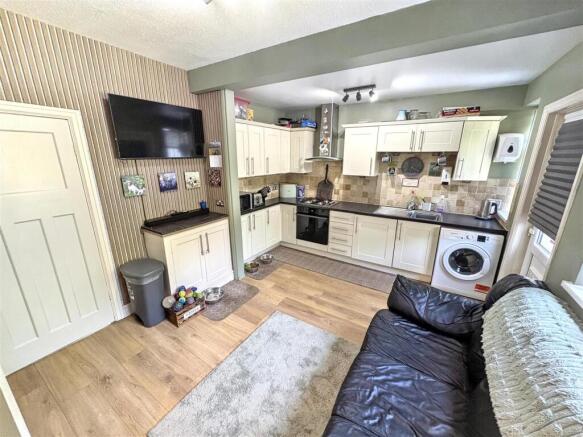 Kitchen 2.jpg