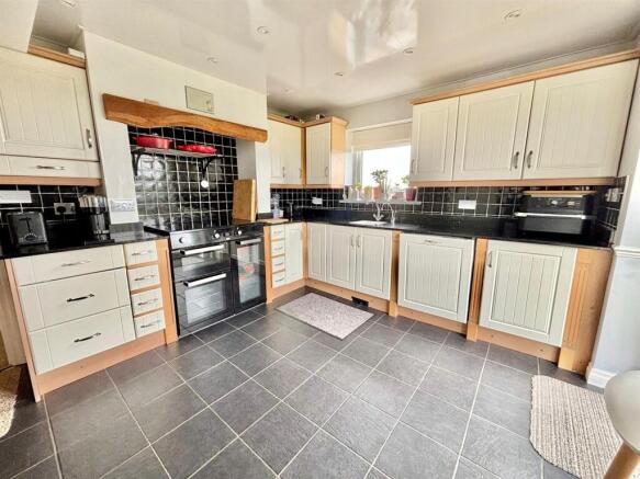4 bed Detached for sale Image 10
