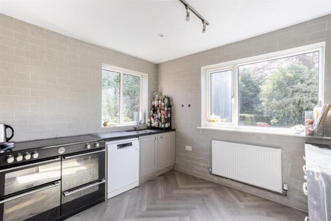 5 bed Detached for sale Image 8