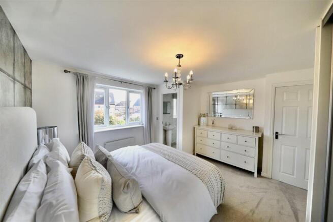 4 bed Detached for sale Image 12