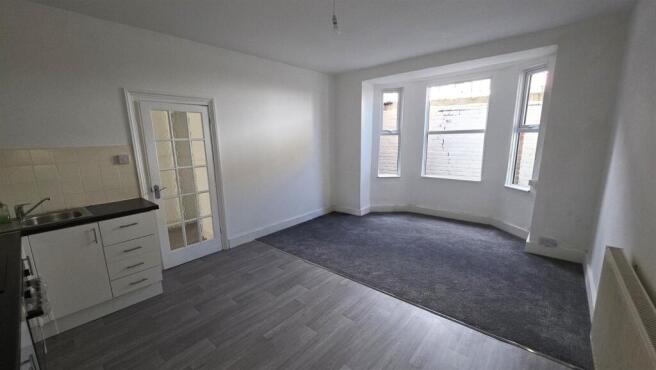 LOUNGE / KITCHEN