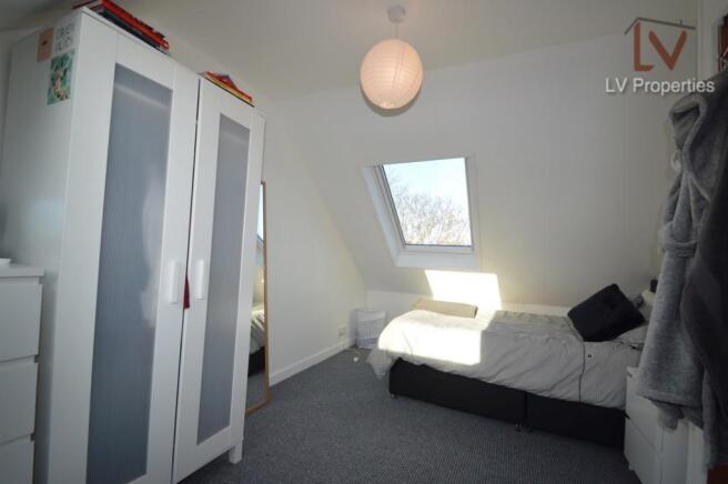 5 bed Semi-Detached to rent Image 6