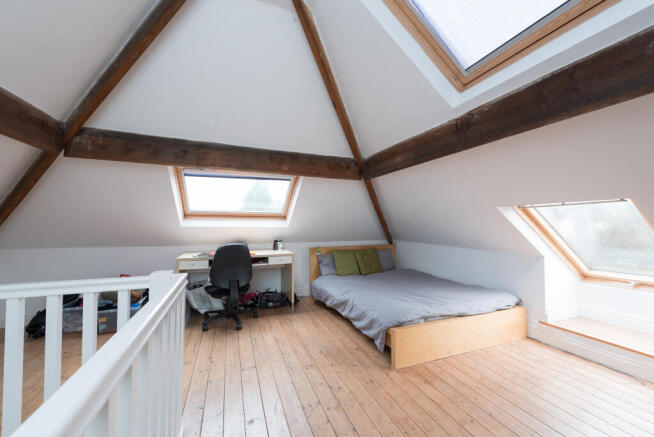 4 bed House to rent Image 5