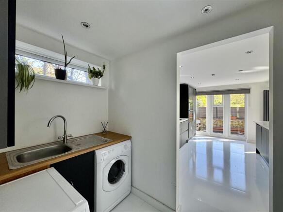 4 bed Detached for sale Image 11