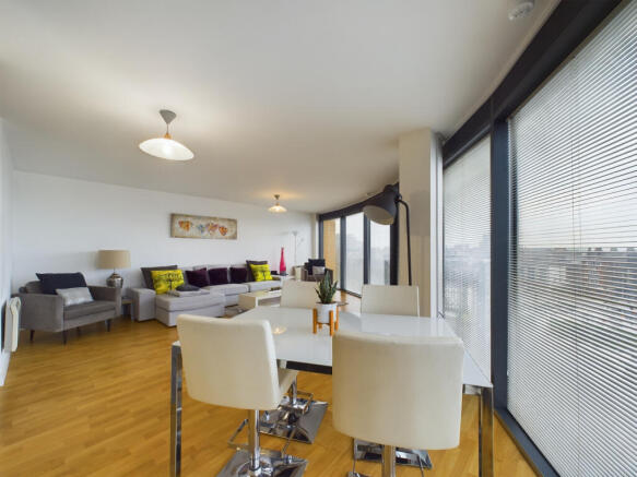 3 bed Apartment for sale Image 7