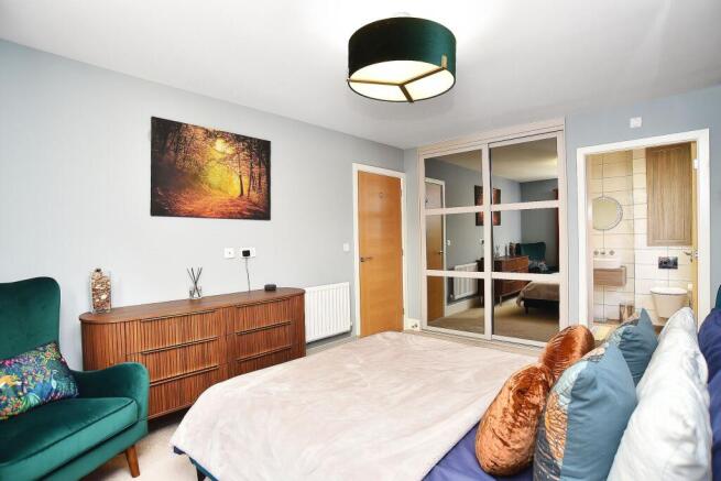 4 bed Detached for sale Image 8