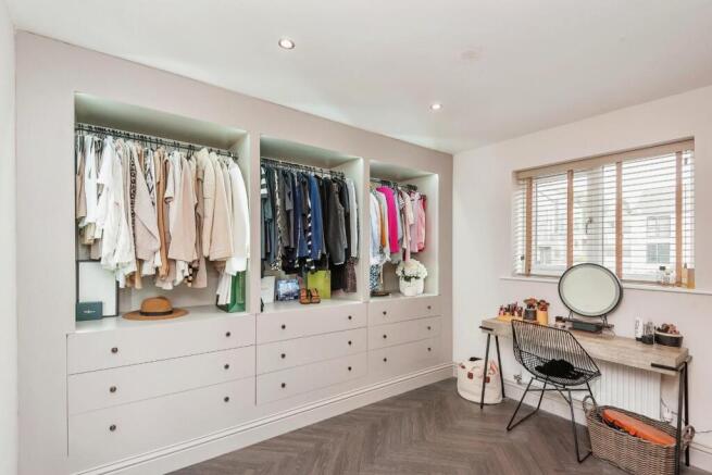 BEDROOM/DRESSING ROOM