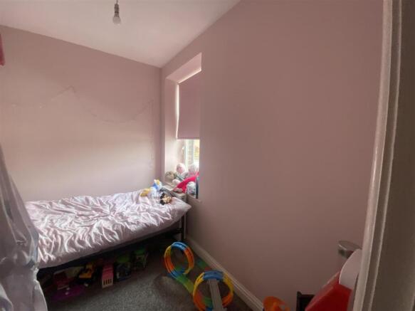 2 bed Terraced to rent Image 5