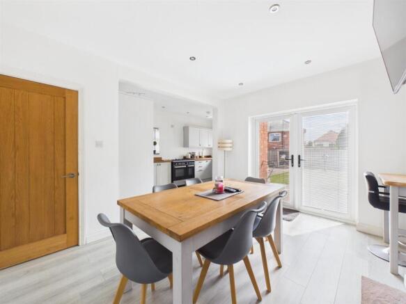 Dining room: