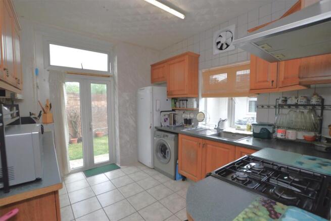 53 Hounslow Avenue kitchen2.JPG