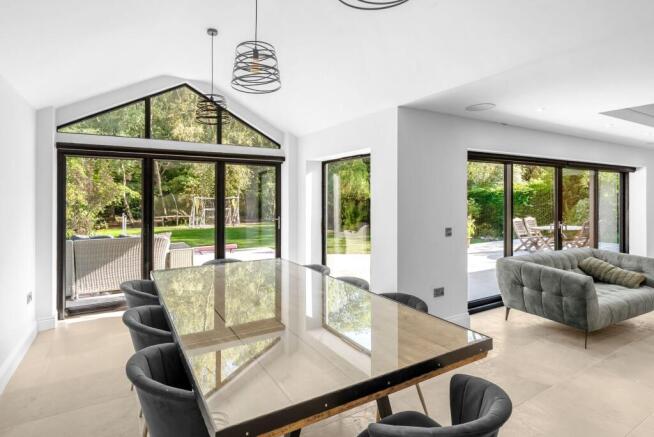 5 bed Detached for sale Image 9