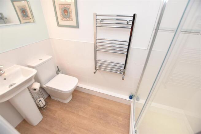 EN-SUITE SHOWER ROOM
