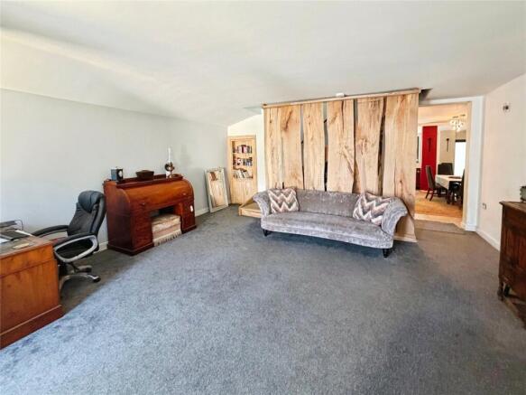 5 bed Detached for sale Image 9