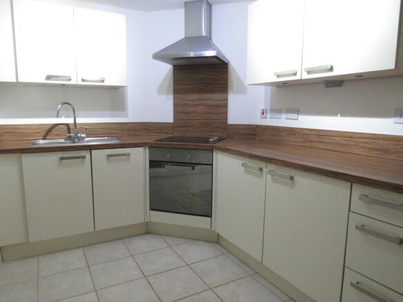 3 bed Apartment to rent Image 4