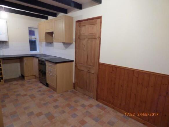 124 Kitchen2.JPG
