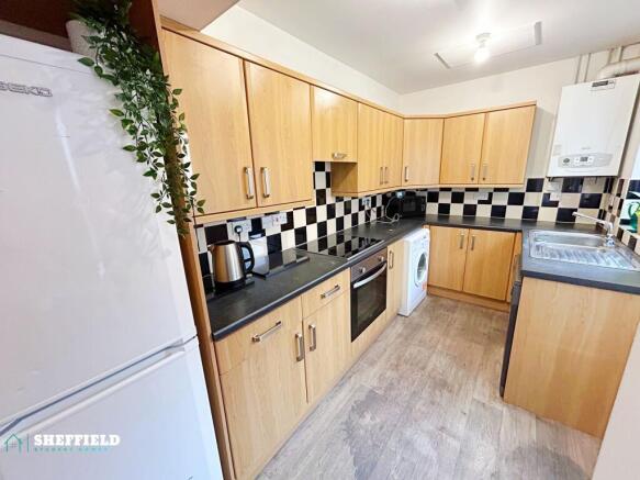 Bright, modern kitchen with wood-effect cabinet...