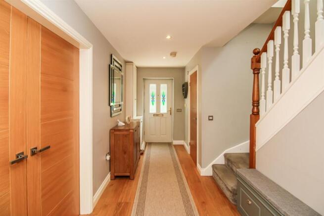 5 bed Detached for sale Image 7