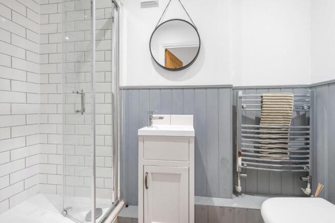 Bedroom 2 ensuite.JPG