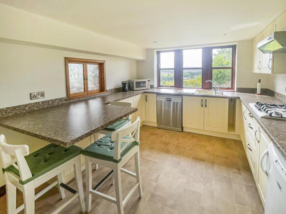 4 bed Semi-Detached for sale Image 6