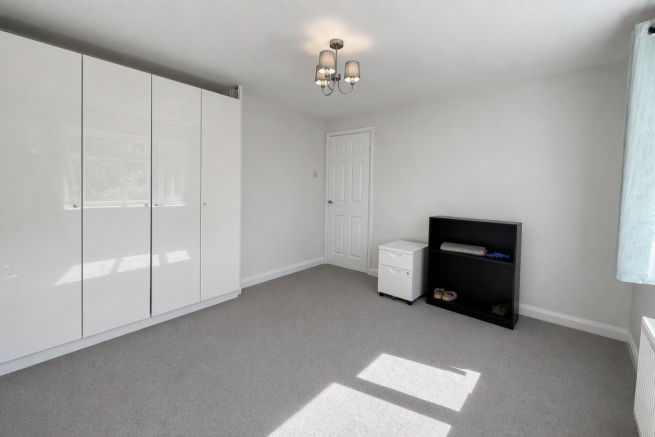 4 bed House to rent Image 12
