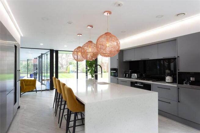 5 bed Detached for sale Image 7