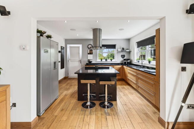 4 bed Detached for sale Image 8