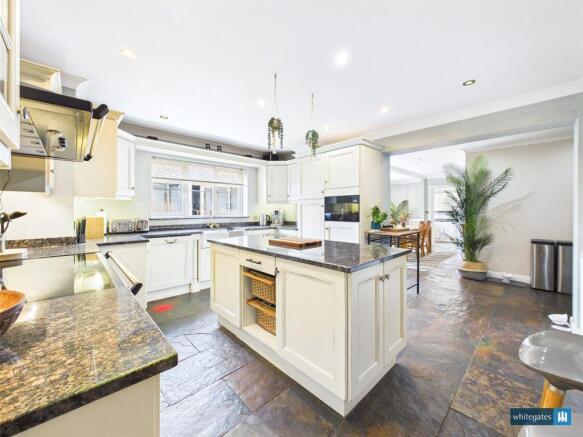 5 bed Detached for sale Image 4
