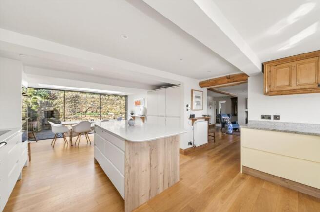 4 bed Detached for sale Image 8